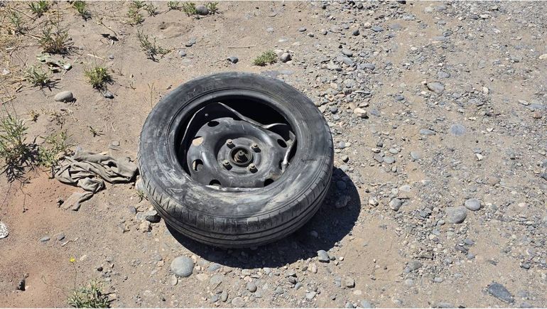 La rueda que se desprendió del Ford Fiesta Max. Sus ocupantes se salvaron de milagro. La rueda que se desprendió del Ford Fiesta Max. Sus ocupantes se salvaron de milagro.