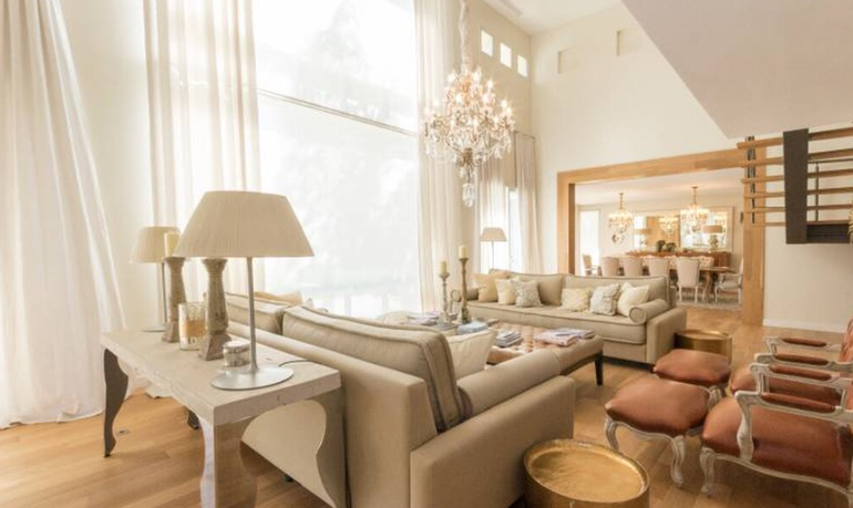 Uno de los seis livings de la mansión de Araceli González.