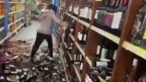 la despidieron de un supermercado sin motivo y tiro al piso todas las botellas de vino