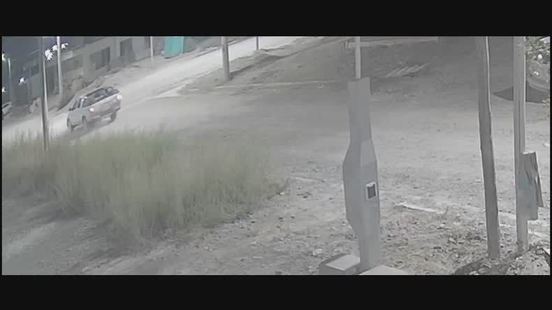 Imágenes brutales: dos motociclistas embistieron contra una camioneta a gran velocidad Imágenes brutales: dos motociclistas embistieron contra una camioneta a gran velocidad