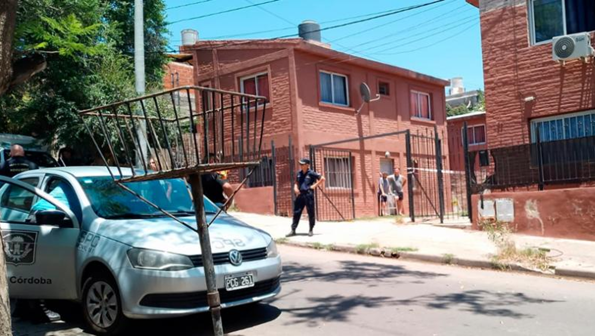 Una policía mató a su hijo