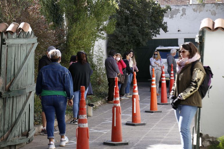En el Consulado de Chile en Neuquén hubo mucha afluencia de residentes.