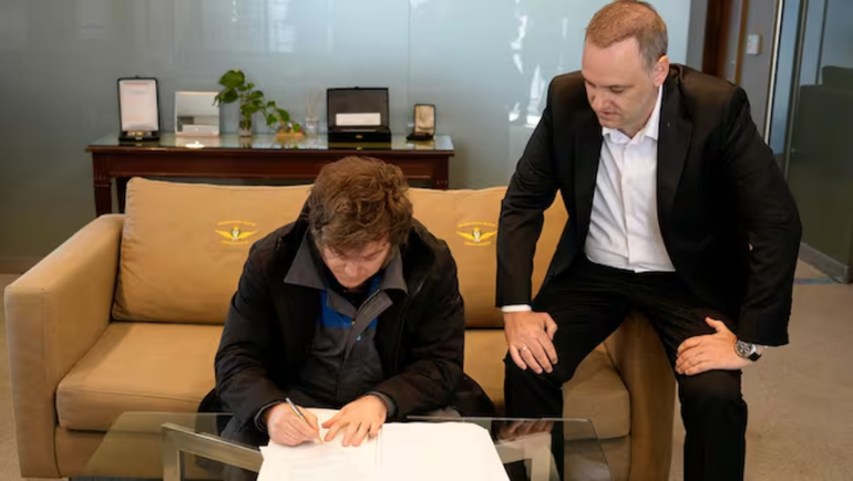 Milei firmó el proyecto de reforma laboral: Es la transformación más grande de la historia argentina