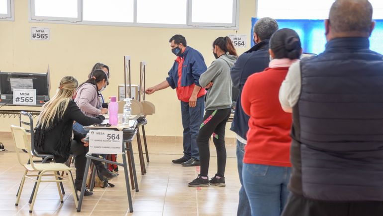 Fue a votar y le dieron un documento que no era el suyo