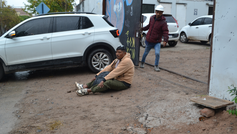 ¡No me quieren pagar!: el grito desesperado de un albañil en un edificio céntrico
