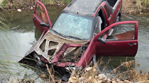 una camioneta termino adentro de un canal y los vecinos gestionaron el rescate