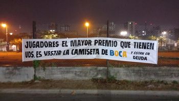 caos total en boca: la barra se expreso contra los jugadores caos total en boca: la barra se expreso contra los jugadores