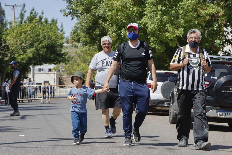 Padre e hijos acompañando al Albinegro (Foto Anahí Cárdena).