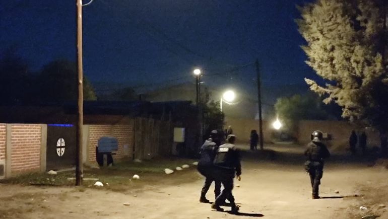 Policías intervinieron en una pelea familiar y los apedrearon