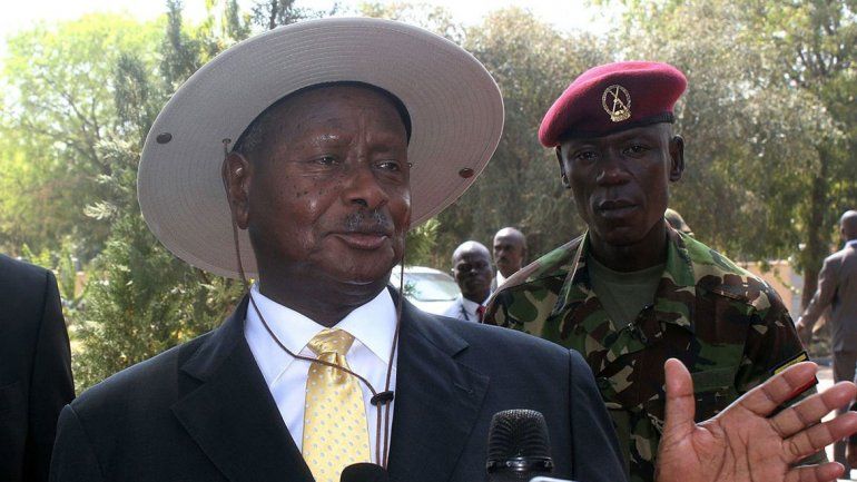 El polémico presidente Yoweri Museveni fue el impulsor de este impuesto que fue aprobado por el parlamento.