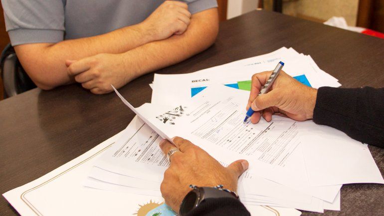 Miles de chicos se benefician cada año con las becas provinciales.