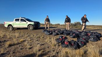 La División Rural de la policía de Chubut paró a la camioneta cargada con carne de guanaco en el cruce de la ruta 3 y la 75. La División Rural de la policía de Chubut paró a la camioneta cargada con carne de guanaco en el cruce de la ruta 3 y la 75.