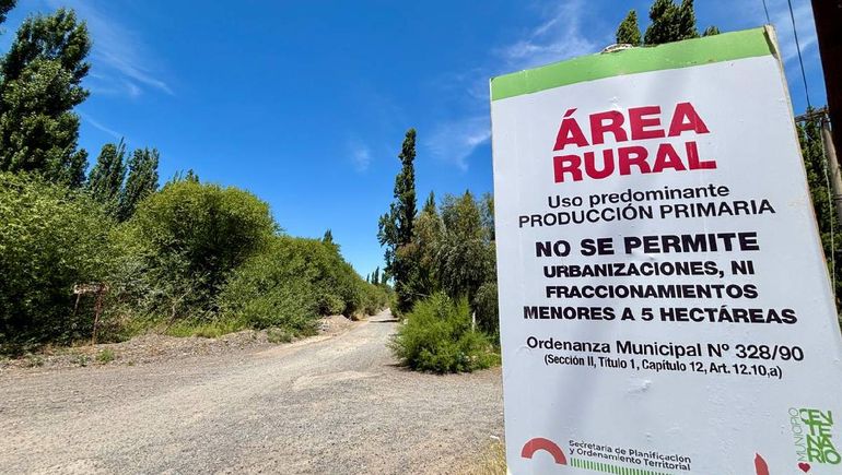 Las áreas rurales, pese a las restricciones, cada vez pierden más hectáreas por año. En Centenario está prohibido subdividir lotes agrícolas a menos de 5 hectáreas. Sin embargo, avanza la informalidad., Las áreas rurales, pese a las restricciones, cada vez pierden más hectáreas por año. En Centenario está prohibido subdividir lotes agrícolas a menos de 5 hectáreas. Sin embargo, avanza la informalidad.,