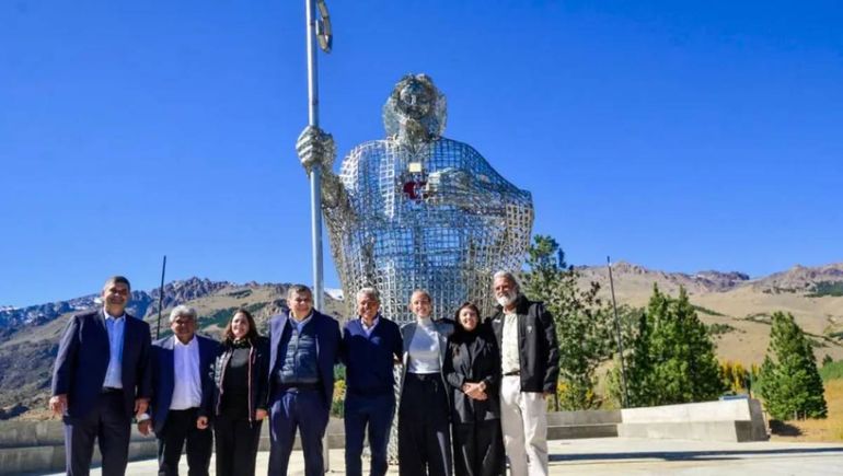 El gobernador Rolando Figueroa encabezó el acto por el 62° aniversario de Huinganco.