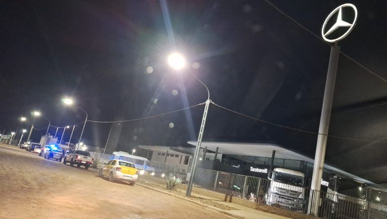 Violento intento de robo en una concesionaria: con máscaras, maniataron a los guardias con alambre
