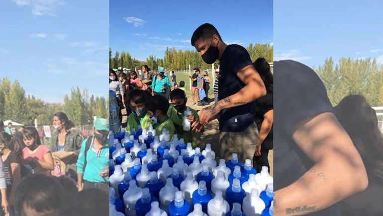 Brilla en Europa y tuvo gran gesto con los chicos de la Liga Comunitaria local