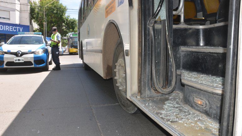 El colectivo terminó con el vidrio de la puerta roto. Intervino la Policía.