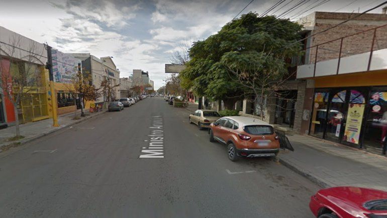 Reclaman por nauseabundo olor a cloaca en pleno centro neuquino