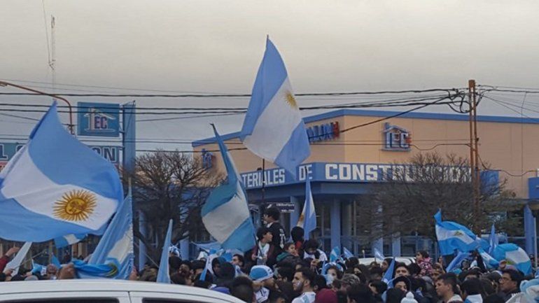 En medio de los festejos, se le enredó la bandera en la moto y casi terminó en tragedia