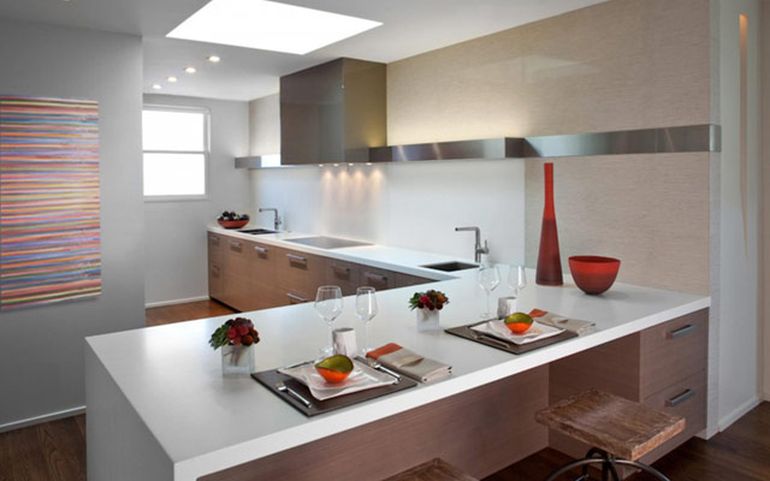 Para la cocina, la península es una tendencia más práctica, elegante y funcional que la isla flotante. 
