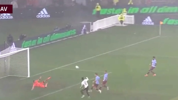 el insolito gol en contra que le hicieron al dibu martinez: el dt lo saco el insolito gol en contra que le hicieron al dibu martinez: el dt lo saco