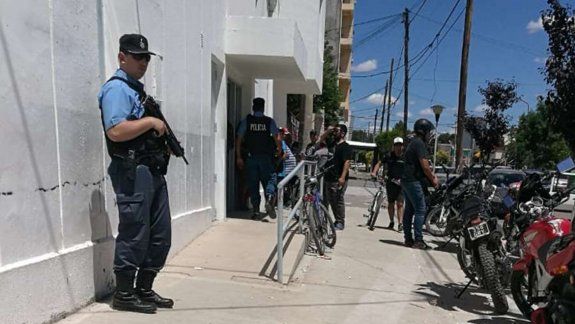 Tensión por un confuso episodio dentro del banco de Cutral Co: hubo piñas y gritos