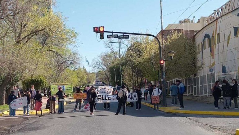 Estudiantes del colegio San Martín levantaron el piquete de la Avenida Argentina
