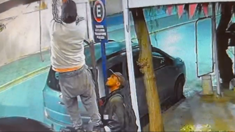 Vecinos hartos de los robos en Gran Neuquén: se llevaron hasta los focos de luz y todo quedó grabado | LM Neuquen Vecinos hartos de los robos en Gran Neuquén: se llevaron hasta los focos de luz y todo quedó grabado