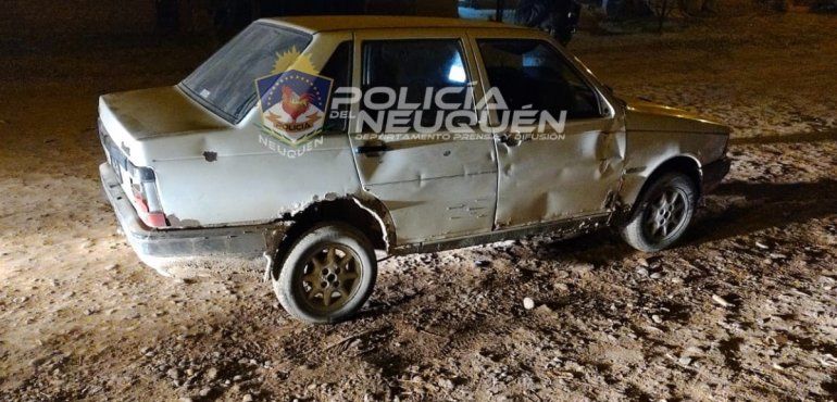 El auto robado fue un Fiat Duna, que fue recuperado minutos después gracias a la intervención de personal de la Comisaría Quinta. 