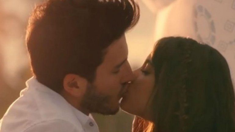 Yatra y Tini calientes en el escenario