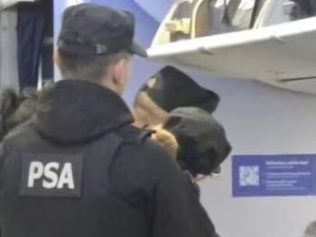 Los pasajeros fueron denunciados por exhibiciones obscenas. Los pasajeros fueron denunciados por exhibiciones obscenas.