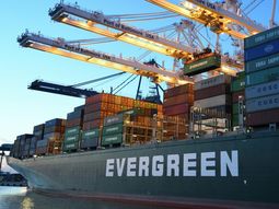 La guerra comercial entre Esrados Unidos y China está rompiendo el equilibrio del comercio marítimo global. La guerra comercial entre Esrados Unidos y China está rompiendo el equilibrio del comercio marítimo global.