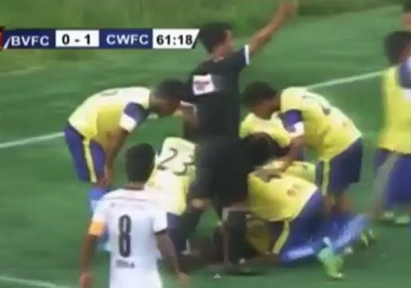 Pirueta mortal: jugador indio calculó mal el festejo del gol y murió