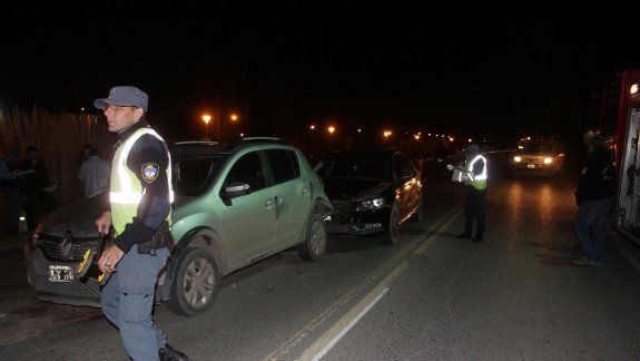 Centenario: 3 autos protagonizaron un choque en cadena en la rotonda