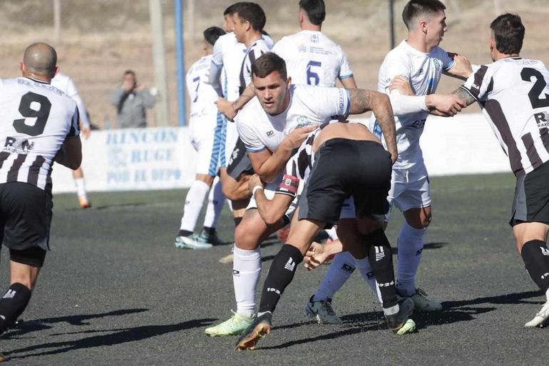 Deportivo Rincón y Cipolletti, en una verdadera batalla futbolística por el Federal A. Foto: gentileza Luis Amaolo 