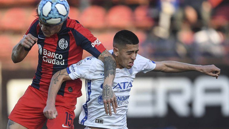 Con un penal inventado, el Ciclón ganó sobre la hora ante el Tomba