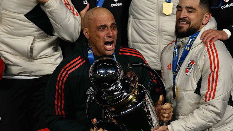 Diego Riberi festejando con el trofeo de la Liga Profesional que River ganó en el primer semestre del año.&nbsp;