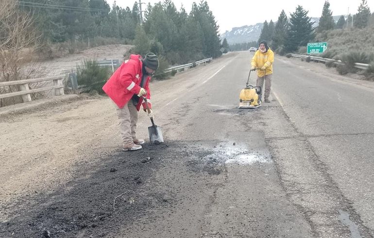 Vialidad repara loas deterioradas rutas nacionales en la cordillera.