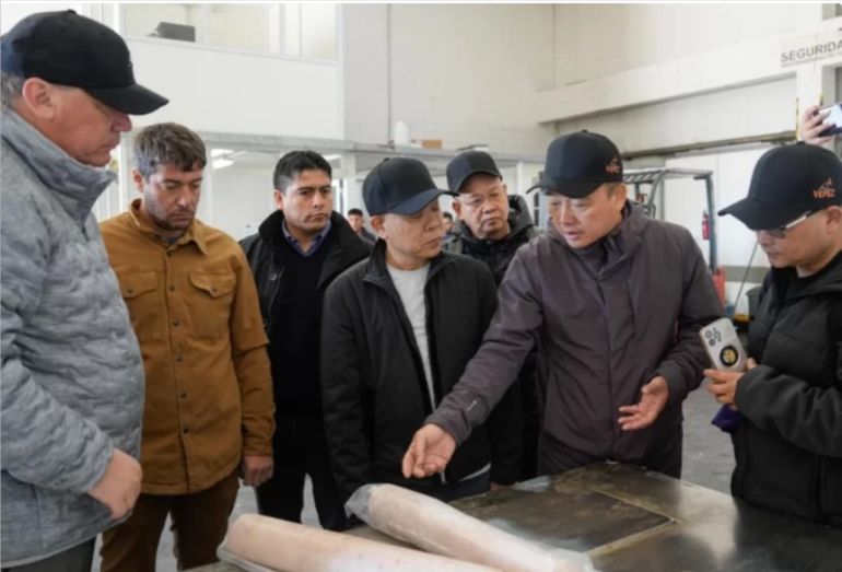 El gobernador Claudio Vidal compartía la recorricda con un grupo de inversores de Hong Kong vinculados a la industria pesquera. El gobernador Claudio Vidal compartía la recorricda con un grupo de inversores de Hong Kong vinculados a la industria pesquera.