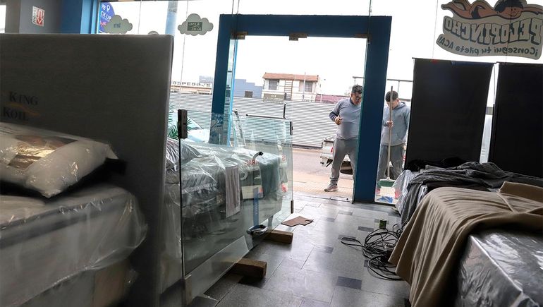 Los delincuentes se lastimaron al forzar la puerta, ya que quedaron unas gotas de sangre en la abertura. Los delincuentes se lastimaron al forzar la puerta, ya que quedaron unas gotas de sangre en la abertura.