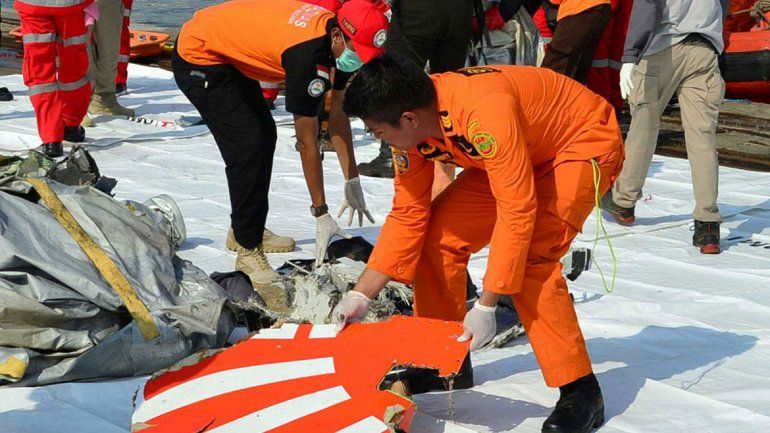 Un avión se estrelló en el mar: iban 189 personas