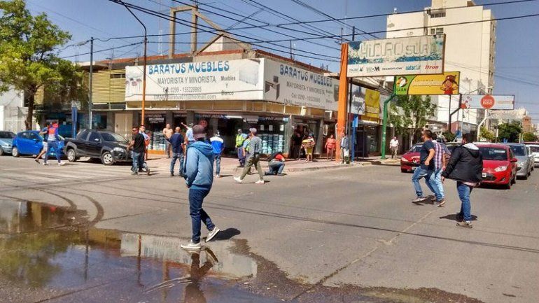 Denuncian golpiza de una patota frente al Sindicato de Petróleo