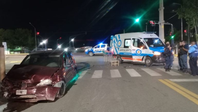 Violento choque sufió una ambulancia en emergencia en Neuquén