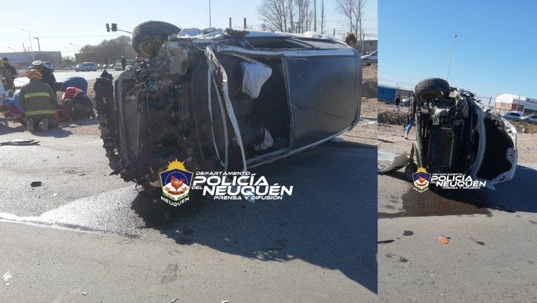 Fuerte choque entre dos vehículos en la rotonda de ingreso a Fasinpat