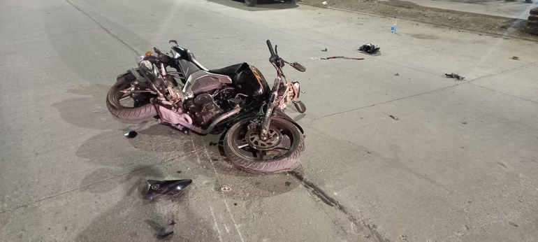 La moto quedó destruida y la pareja lesionada fue trasladada al hospital para estudios preventivos. La moto quedó destruida y la pareja lesionada fue trasladada al hospital para estudios preventivos.