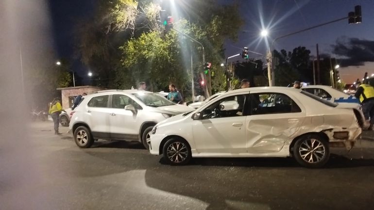 La conductora del Ethios debió ser trasladada a la clínica San Agustín. La conductora del Ethios debió ser trasladada a la clínica San Agustín.