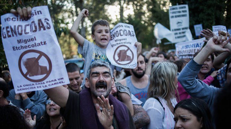 El grupo que fue tenía máscaras con el nombre de Julio López.