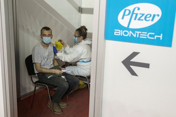 FOTO DE ARCHIVO: Un hombre recibe una segunda dosis de la vacuna de Pfizer-BioNTech contra el coronavirus en Belgrado, Serbia, el 13 de abril de 2021. REUTERS/Marko Djurica