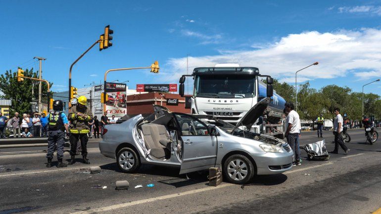 El Toyota Corolla quedó destruido luego de chocar con un camión que transportaba gasoil. Se investiga quién de los dos conductores cruzó en rojo.