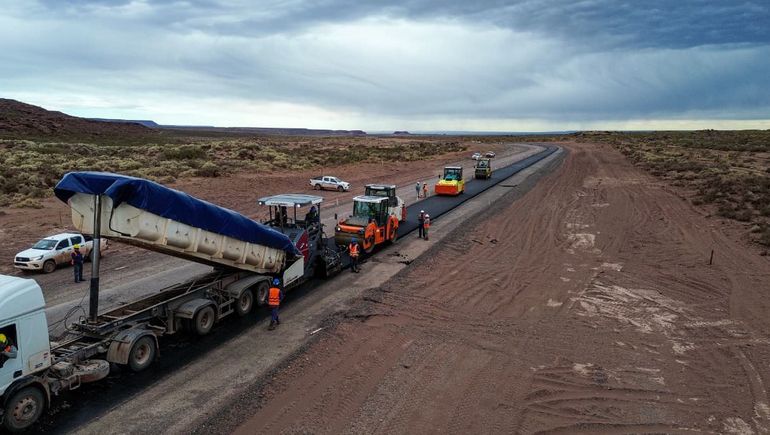 El asfalto sobre la Ruta 7 a la altura de Cortaderas. Gran conexón vial con todo el Norte neuquino. El asfalto sobre la Ruta 7 a la altura de Cortaderas. Gran conexón vial con todo el Norte neuquino.